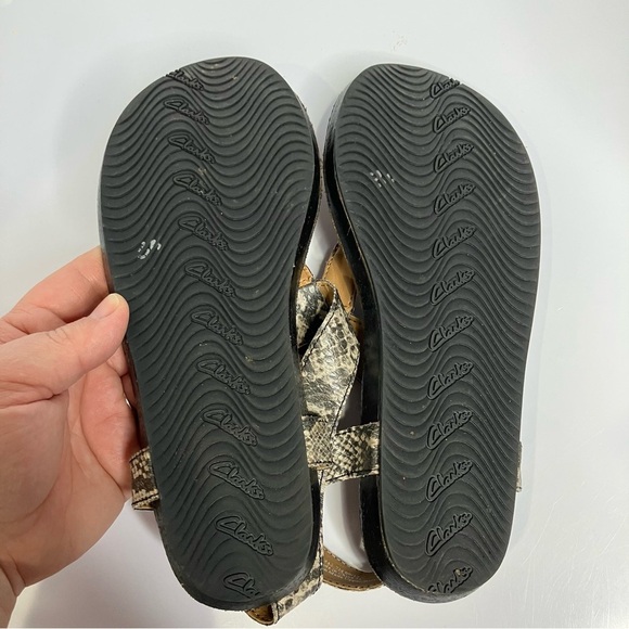 Clarks bendables snake skin print t-strap sandals women’s size 7 casual summer - Picture 8 of 8